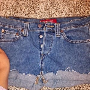 Size 3 LEVI denim distressed booty shorts